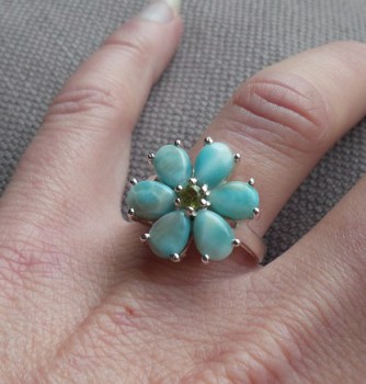 Zilveren ring bloem gezet met Larimar en Peridot 17 mm